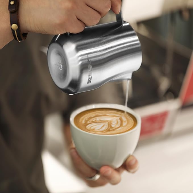 MHW-3BOMBER Milk Frothing Pitcher 12oz/350ml Milk Frother Cup Espresso Steaming Pitcher Stainless Steel Milk Frother Cup Barista Latte Art Round Spout Latte Art Pitcher P7121S